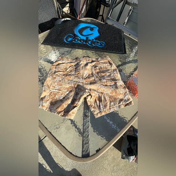 **SOLD**Hawaiian style cargo shorts**SOLD** - Picture 2 of 3